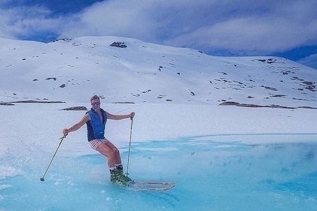 EKSOTISK: Norge på sitt beste! Snø, sol og muligheten til å kjører på ski i bare underbuksa! Bildet er av Hans Olav Naess. Blinkskuddet er knipset av Ingar Rognås. Foto: @ingarogn