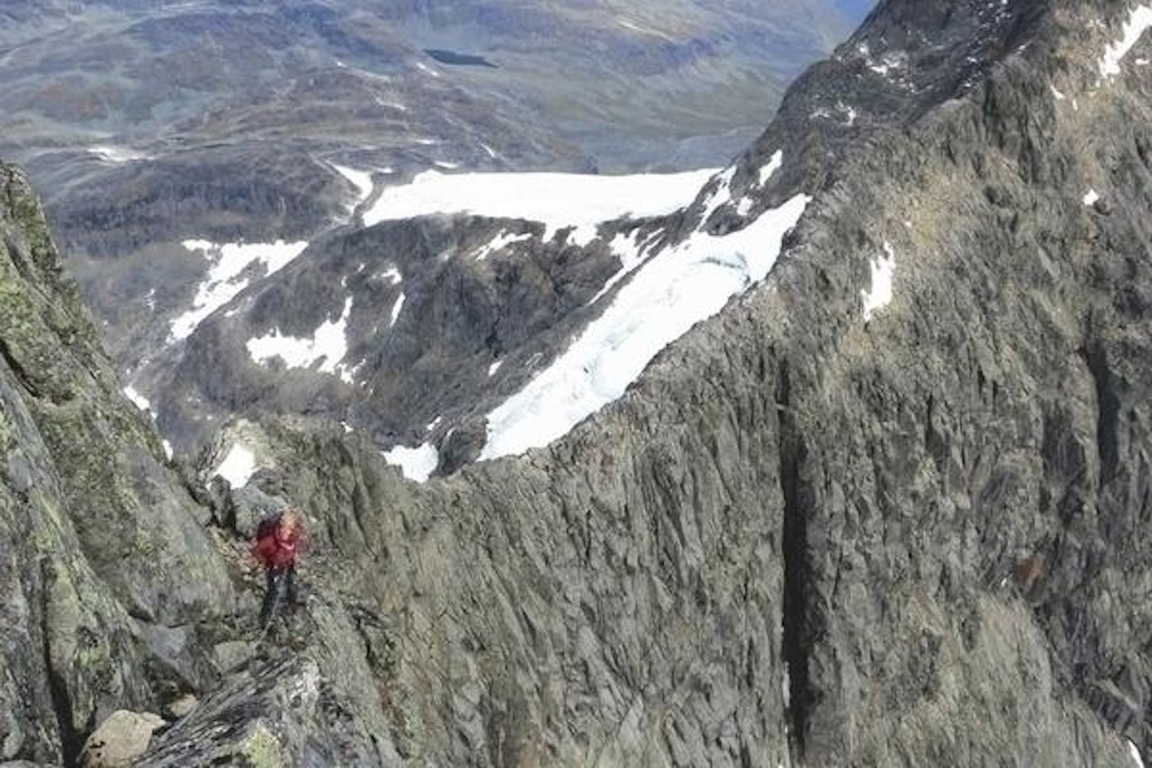 PÅ EN KNIVSEGG: På den mektige Styggedalsryggen kan man vandre over noen av Norges villeste fjell. Foto: Ivar Marthinusen