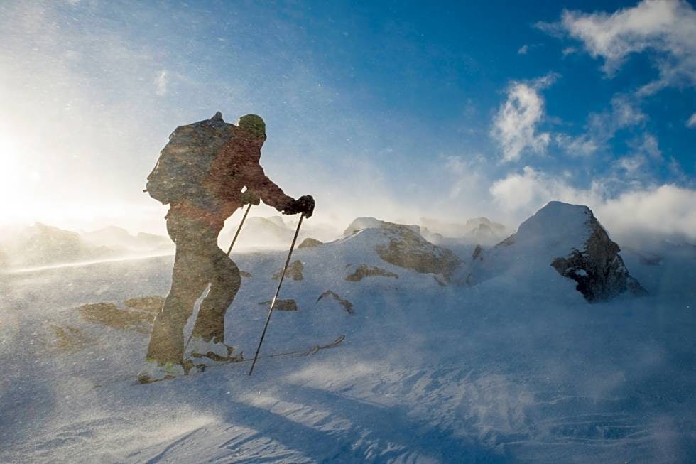 SNØFØYK: Blå himmel, sur vind. Foto: Randulf Valle KULING: Vindstyrken er viktig for fastsettelse av effektive kuldegrader. Foto: Randulf Valle