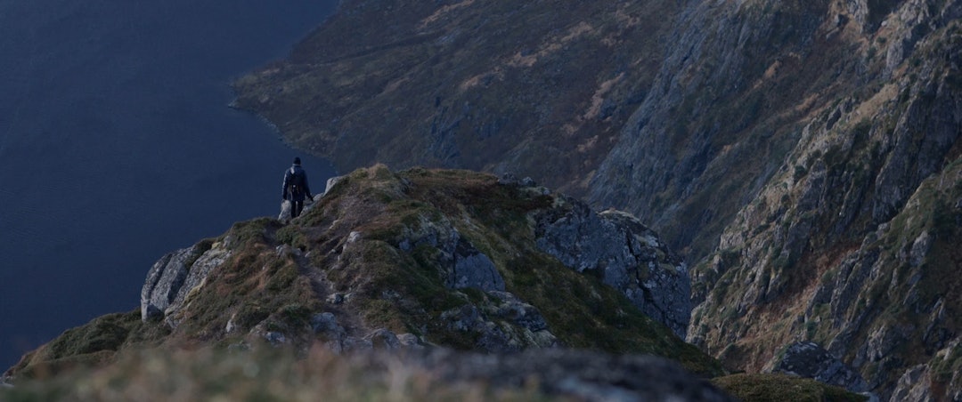 Filmcrewet blir med Eliassen på samtale, drikking og tur. Foto: Lars Myrvoll sirkus eliassen lofoten tur utemagasinet