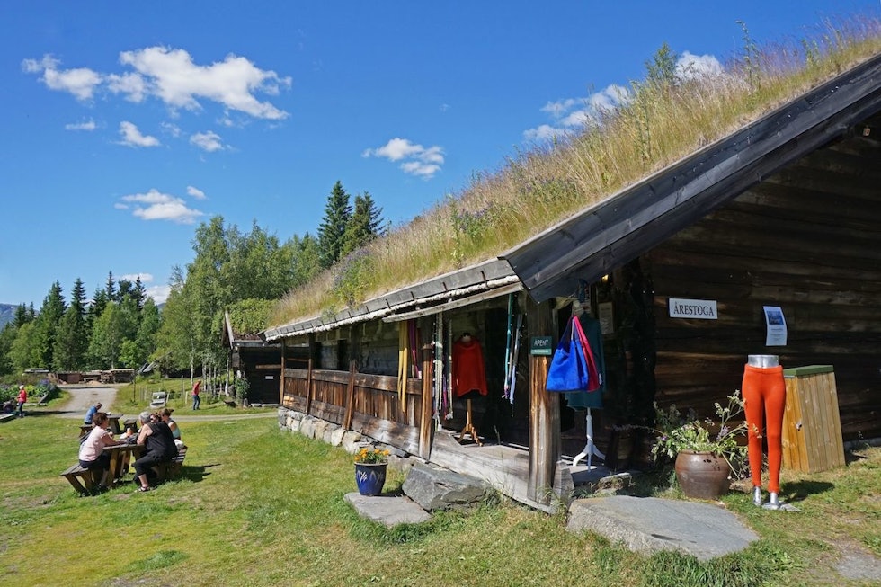 Telemarkstunet består av en samling med gamle laftebygg. Enkelte hus er kopier av tradisjonelle bygg fra Rauland. (Foto: Erlend Larsen). rcVDjprw