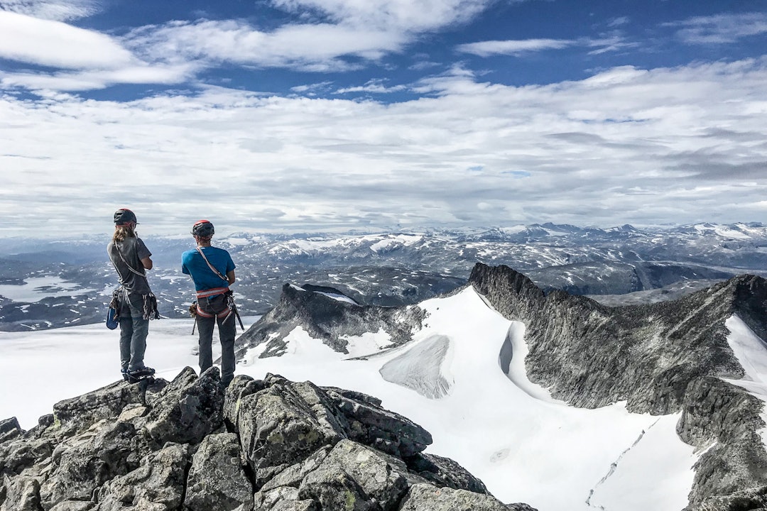 SMØRSTABBTIND-TRAVERSEN: Vetle Eriksen Dirdal og Håvard Skaar Skogesal på toppen av Storebjørn (2222 moh). Bilde: Bård Basberg SMØRSTABBTIND-TRAVERSEN