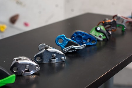 MANGE TYPER: Hvilken taubrems skal man velge? Her er fra venstre Grigri 2, Grigri, Camp Matic, Faders Sum, Trango Cinch, CT Click Up og Mammut Smart. Foto: Christian Nerdrum MANGE TYPER: Hvilken taubrems skal man velge? Her er fra venstre Grigri 2, Grigri, Camp Matic, Faders Sum, Trango Cinch, CT Click Up og Mammut Smart. Foto: Christian Nerdrum