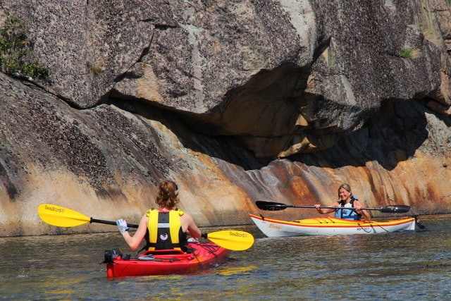 HVALER RUNDT: Sommerstemning i skjærgården. Foto: Øyvind Wold