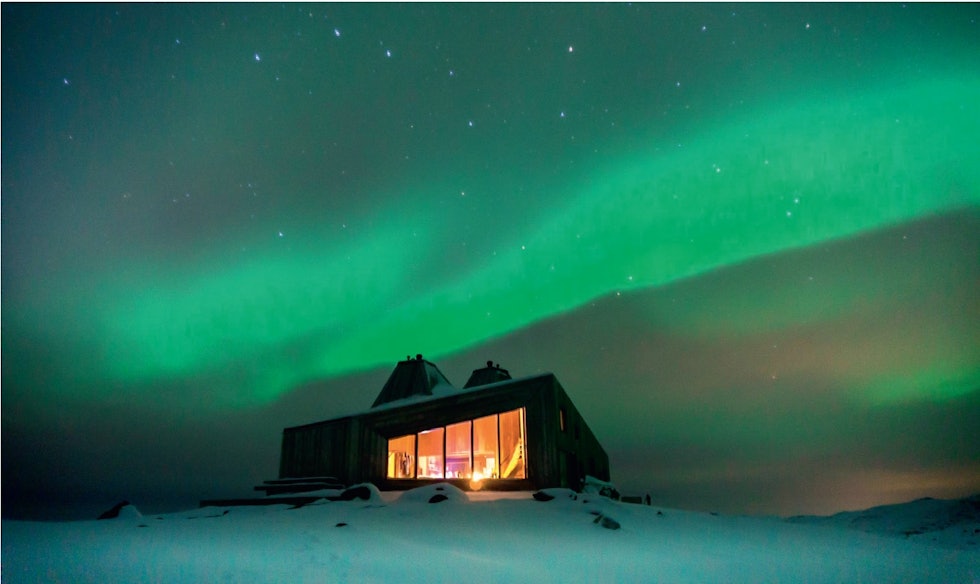 NORDLYSJAKT: Rabothytta ved Okstindan i Nordland er en ny og moderne hytte. Foto: Steffan Sund / DNT