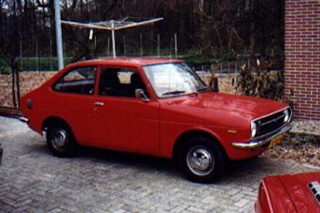 Dette er en Toyota 1000 fra 1973, ikke en Toyota Corona Mark II fra 1977. Pyttpytt. bil sykkel sykkelbil toyota hiace