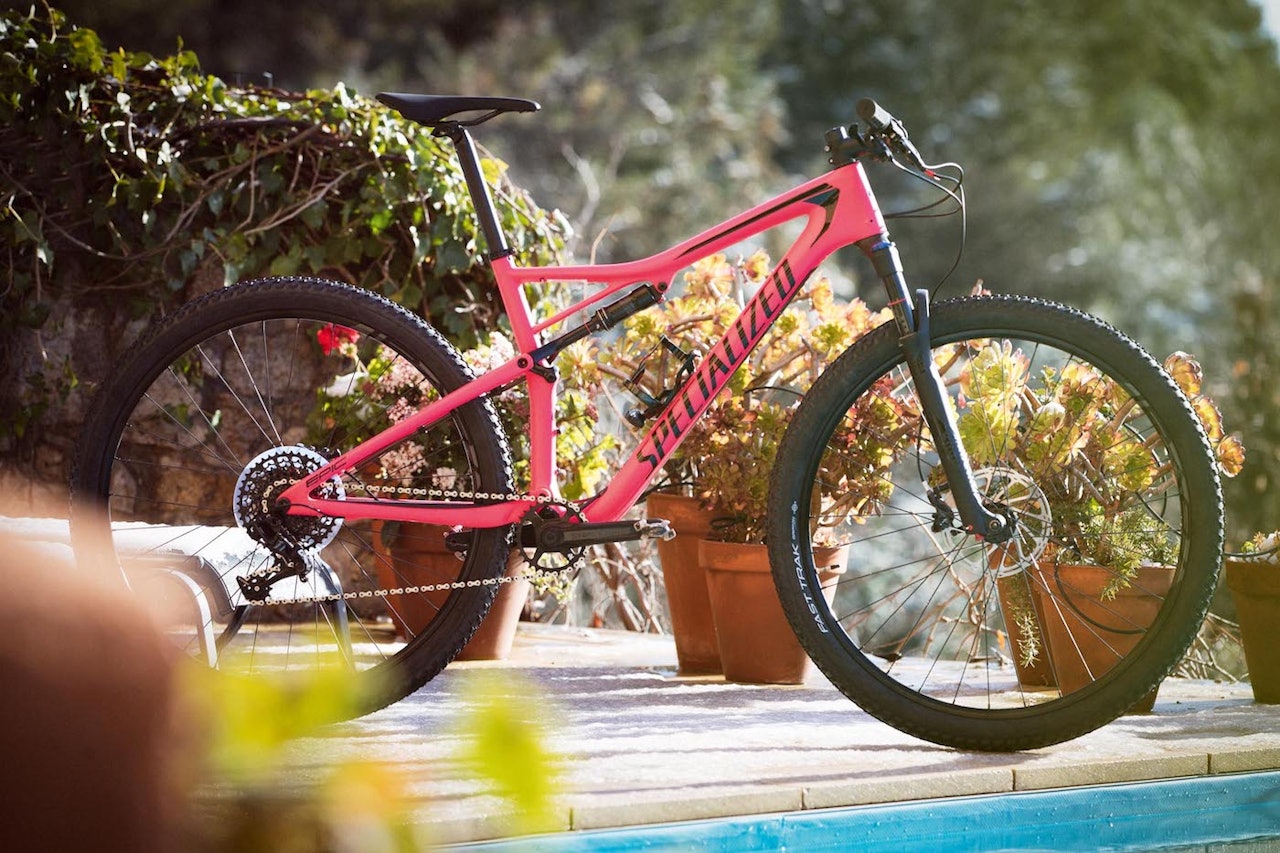 ROSA OG RASK: Fargen er iøynefallende på rittsykkelen fra Specialized. Foto: Kristoffer Kippernes  ROSA OG RASK: Fargen er iøynefallende på rittsykkelen fra Specialized. Foto: Kristoffer Kippernes