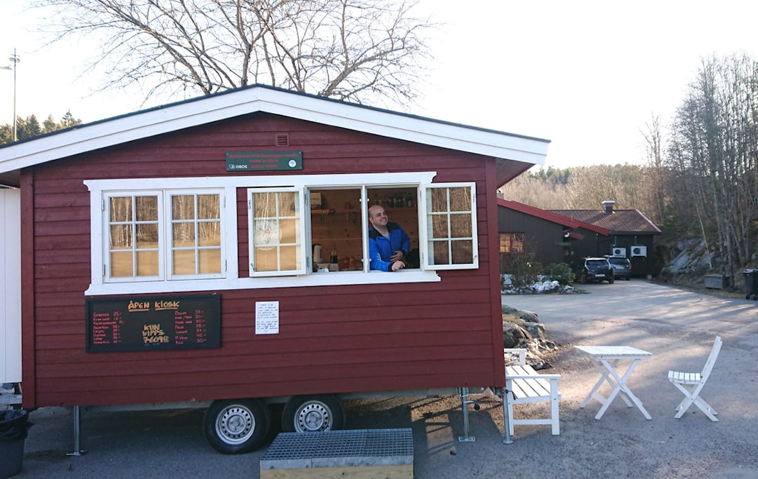 En provisorisk kiosk møter besøkende på Skullerudstua. Foto: Adam Tumidajewicz Skullerud kiosk korona