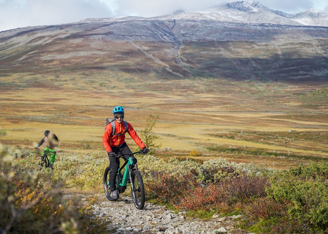 HØSTSYKLING: Bildet er fra stisykling ved Gjendesheim. Foto: Fjellfilm elsykkel gjendesheim fjellfilm