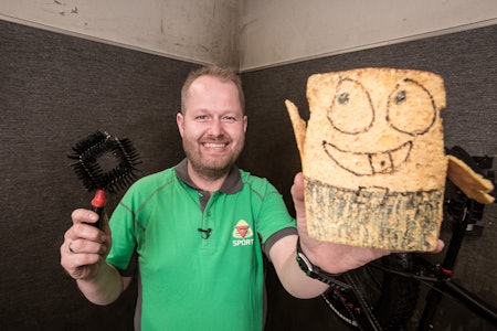 SLIK VASKER DU TERRENGSYKKELEN: Ta godt vare på sykkelen din. Da varer den lenger. Foto: Christian Nerdrum  vaske sykkel terrengsykkel