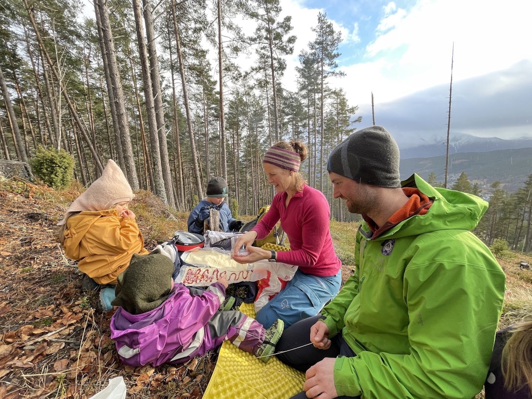 FAMILIELUNSJ: Noen ganger er det enklere å kjøpe med noe på veien enn å lage klart alt på forhånd. Foto: Sigrid Henjum lunsj med familien