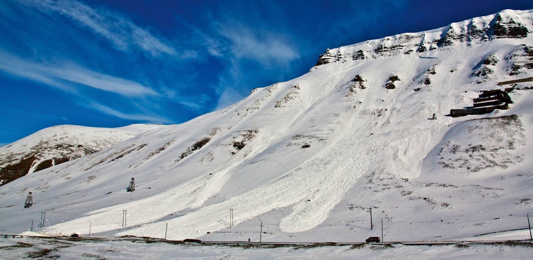 VIPPET OVER: To store flaksrekd utløst av skavlfall. Snøskredet til venstra begravde veien mellom Longyearbyen og Nybyen 1. april 2009. Foto: Markus Eckerstorfer Skavler naturfare