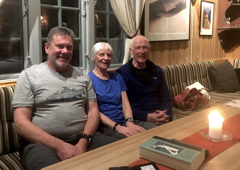 DE TRE PÅ FONDSBU: John Ulrichsen, Brisbane, Australia, Sandy Gregson og Jim Gregson fra England er stamgjester på Fondsbu. Foto: Solbjørg Kvålshaugen Fondsbu