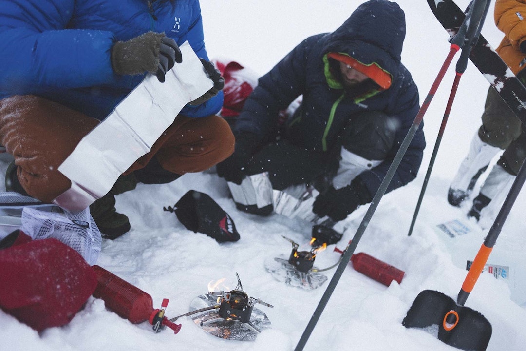 FROKOST: Prosessen med å få snø til å blil vann. Foto: Kristoffer H. Kippernes