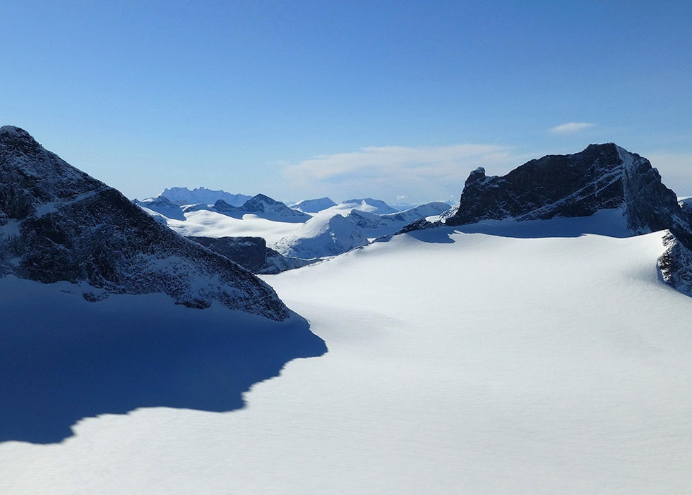 STORSLÅTT: Jotunheimen i vinterdrakt og vårsol er en uslåelig kombinasjon. Her stikker Skardstinden og Nåle opp av Storjuvbreen. Foto: Per-Arne Andersen