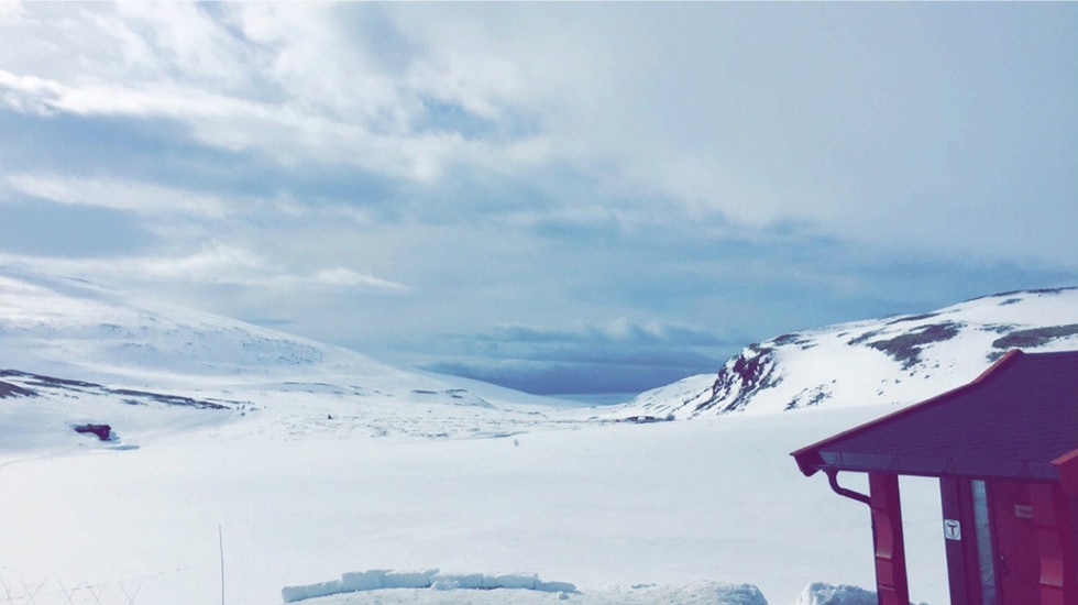 PÅSKESTEMNING: Det er ganske idyllisk på Rondvassbu ved påsketider. Foto: Øystein Gården Paaskestemning-paa-turisthyttene_crop_980