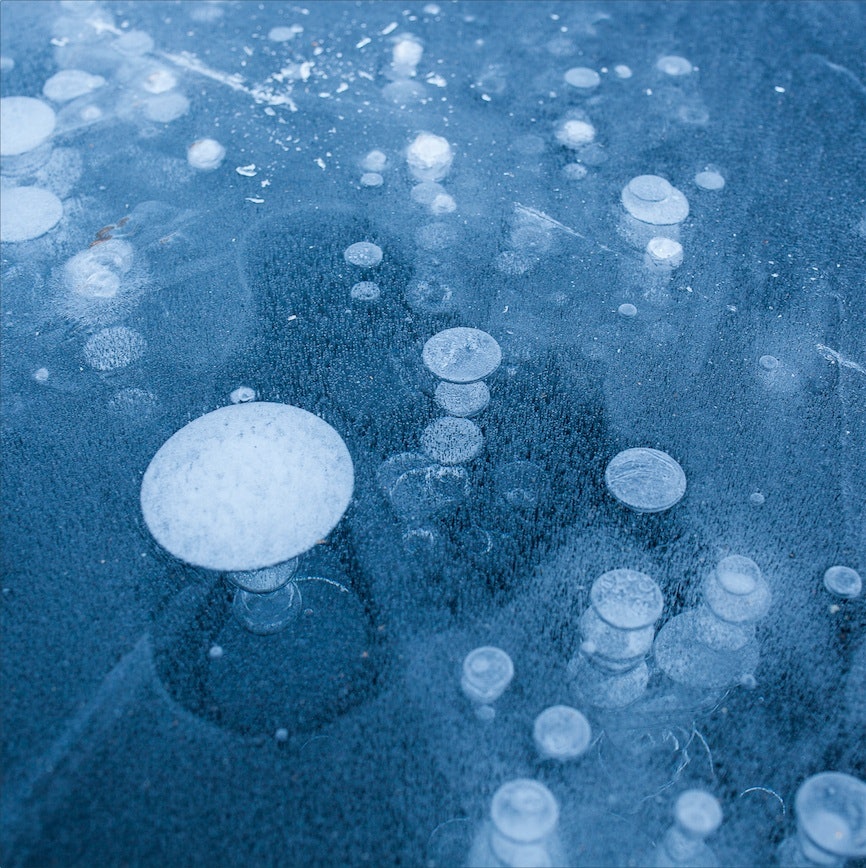 SMÅ UNDERVERK: De frosne isboblene er ikke lett å se før du kommer over dem. Det er luftbobler som ofte kommer fra råtnende organisk materiale, gasser etter planterester på bunnen.