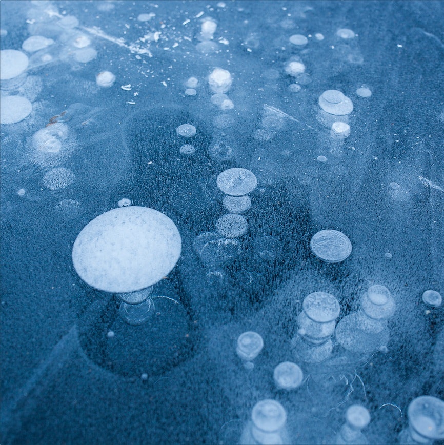 SMÅ UNDERVERK: De frosne isboblene er ikke lett å se før du kommer over dem. Det er luftbobler som ofte kommer fra råtnende organisk materiale, gasser etter planterester på bunnen. SMÅ UNDERVERK: De frosne isboblene er ikke lett å se før du kommer over dem. Det er luftbobler som ofte kommer fra råtnende organisk materiale, gasser etter planterester på bunnen.