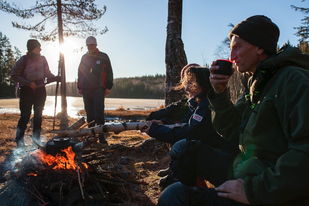 KVALITETSTID: Det er alltid bålpause på skøytetur, blir vi forklart.Fra venstre: Pollyanna von Knorring, Christoffer Biong, Gisela Attinger og Terje Johnsen.