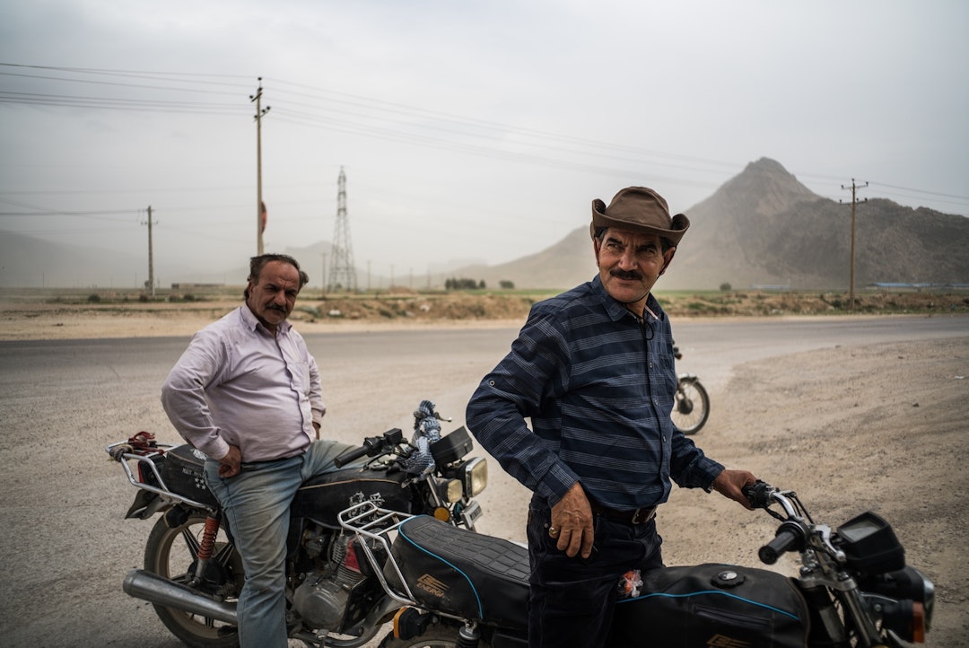 To stilige typer som virket ganske overrasket over å møte utlendinger på sykler. To stilige typer som virket ganske overrasket over å møte utlendinger på sykler.