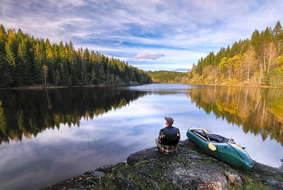 Packrafting er en flott måte å bevege seg på vannet på. Packrafting i Oslomarka.