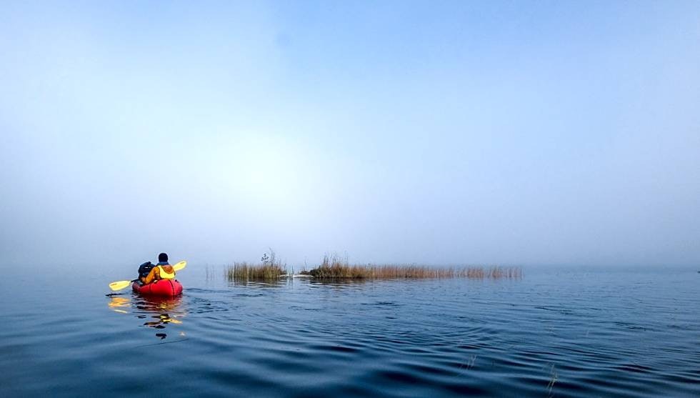 PACKRAFT: – De er ekstremt fleksible, og gir folk som ellers er skeptiske til å padle muligheten til å komme seg ut på vannet, sier han. Foto: Axel Munthe-Kaas Hærland packraft nordmarka oslomarka