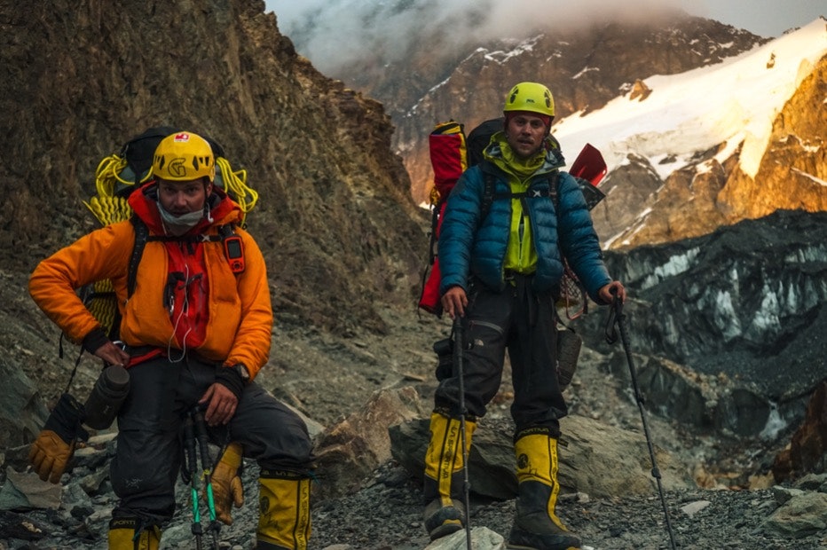 Torkjel og kameraten Andreas Ebbesen dagen etter et vellykket toppstøt på Peak Korzhenevskaya. Øverst til høyre. der isbreen møter fjellet til venstre, ligger campen på 6100 meter. Foto: Nicolai Julsvoll