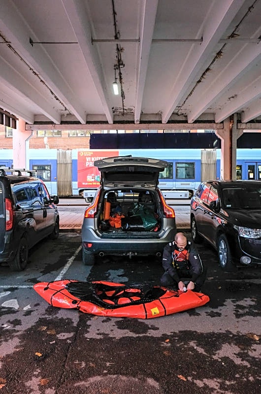 OPPBLÅSING: Det finnes flere metoder for å blåse opp packraften. Her bruker Martin Kvist den vanligste, en pumpepose som monteres direkte på båtens ventil. Det er også mulig å bruke små og elektriske alternativer, men man bør alltid ha den fjærlette pumpeposen i bakhånd. Og ikke minst ferdighetene til å bruke den. Foto: Axel Munthe-Kaas Hærland pakking av packraft