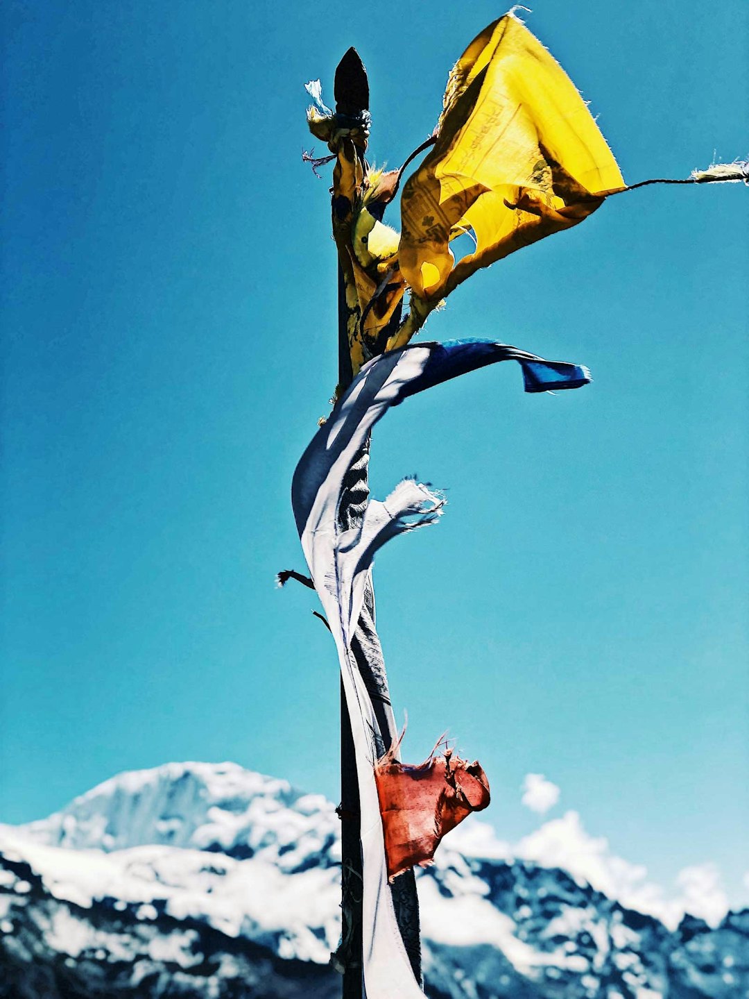 VÆRBITT: Bønneflaggene er preget av vær og vind. Himlung-Himal-Nepal-6
