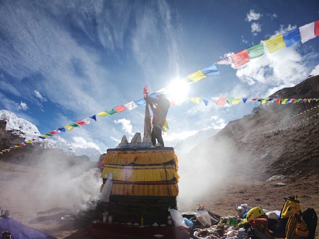 RITUALER: Puja er tradisjonens tro før en tar fatt på fjellet. Himlung-Himal-Nepal-8