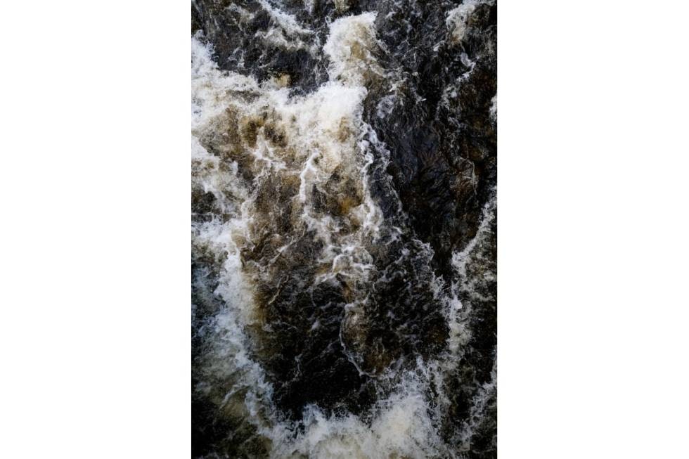 ELVEPADLING: Packrafter av høy kvalitet skal tåle kraftige stryk, men ta aldri fatt på et elveløp uten å først sjekke hva som venter rundt neste sving. Foto: Axel Munthe-Kaas Hærland elvebrus elv vann