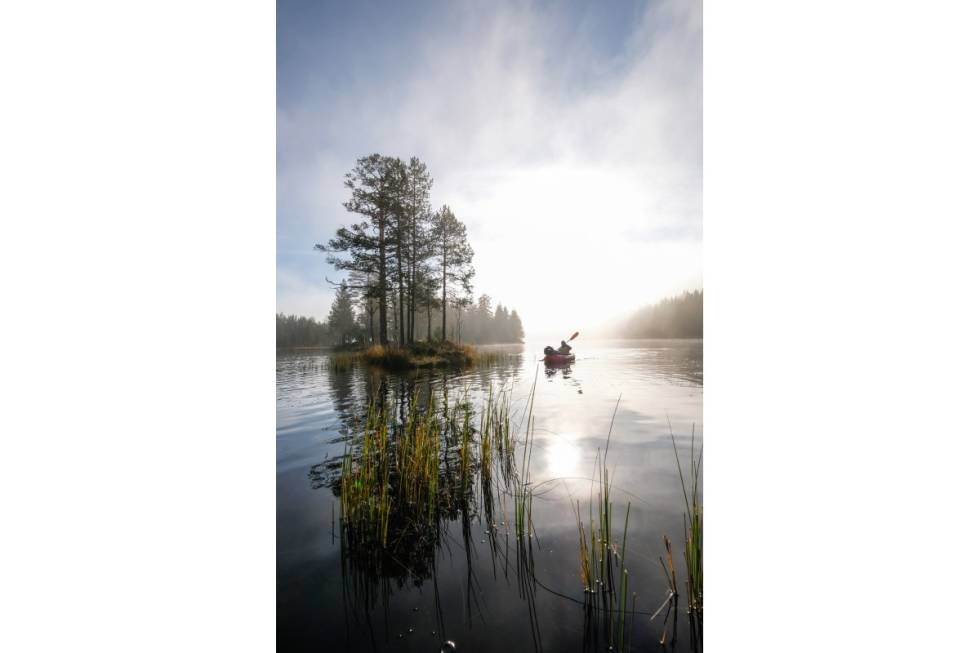 SOLSKINN: Tåken letter omsider over Øyungen, det folkekjære turvannet nord for Maridalen. Man kan ha gått og teltet her et helt liv, men å komme seg ut i packraften gir et helt nytt perspektiv på landskapet. Foto: Axel Munthe-Kaas Hærland packraft oslomarka nordmarka
