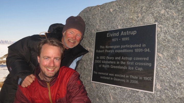 Det står et minnesmerke om Eivind Astrup i Qaanaaq. Foto: Vegard Ulvang