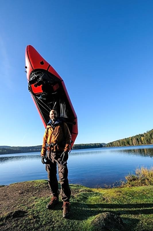 PÅ RYGGSEKKEN: En klassisk måte å frakte packraften fra vann til vann er å spenne den til ryggsekken. Bare husk å tjore den fast så tett som mulig med ikke-elastiske bånd, og å sørge for at sekken er full nok til å unngå glipper. Foto: Axel Munthe-Kaas Hærland packraft nordmarka oslomarka