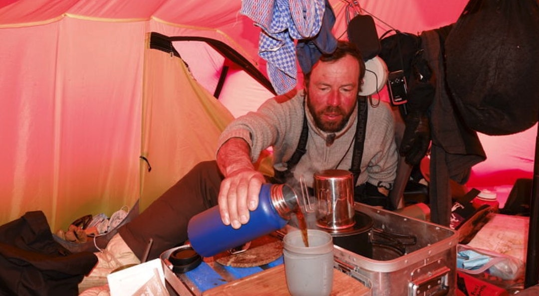 BARISTA: Havregrøt og tørrmat, jo visst, men også en kopp nykvernet kaffe hver dag med bønner fra alle verdenshjørner. Foto: Vegard Ulvang BARISTA: Havregrøt og tørrmat, jo visst, men også en kopp nykvernet kaffe hver dag med bønner fra alle verdenshjørner. Foto: Vegard Ulvang