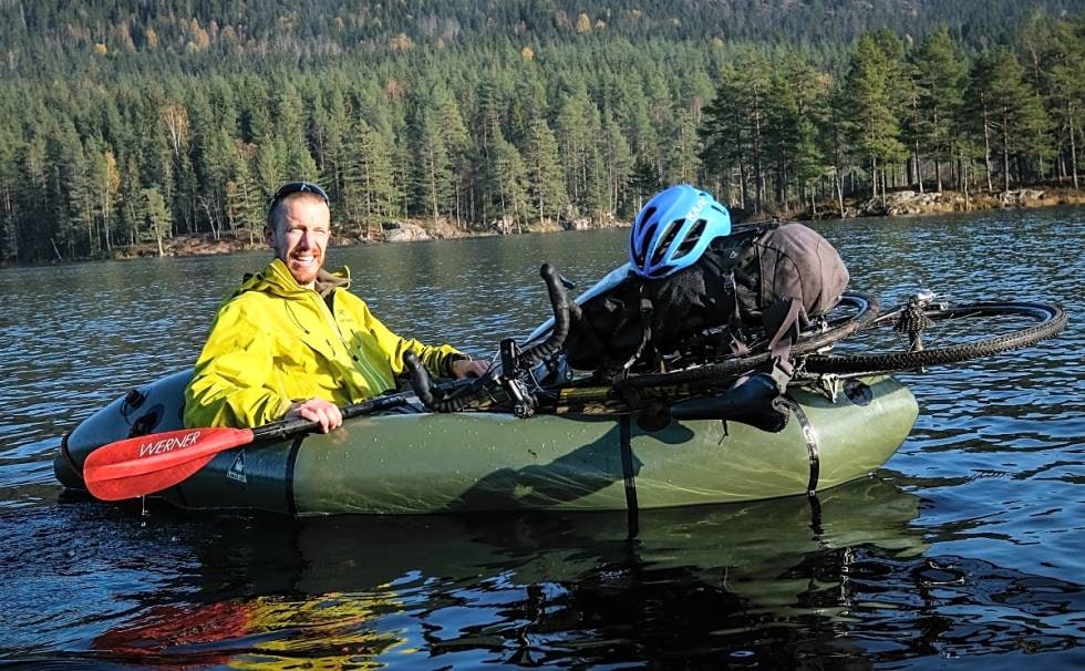 MED SYKKEL: Simen Vogt-Svendsen er like ved målstreken på en 50 kilometer lang bikerafting-tur gjennom Nordmarka. De siste fem årene har den 34 år gamle ingeniøren brukt packraften til alt fra løping til turer med tung sekk og hulepadling i Laos. Foto: Axel Munthe-Kaas Hærland packraft oslomarka nordmarka