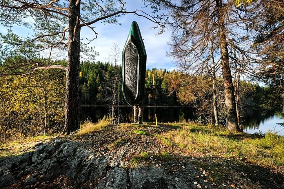 PÅ RYGGEN: Når du først kommer i gang med packrafting er det vanskelig å se på turkartet med samme øyne igjen. Foto: Axel Munthe-Kaas Hærland packraft oslomarka nordmarka