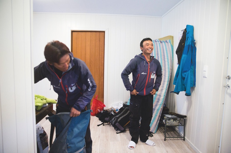 MORGON: Mingma Tsiri Sherpa og Jyamchang gjer seg klare for arbeidsdagen. Mingma (t.v.) har vore på Mount Everest heile 19 gonger.