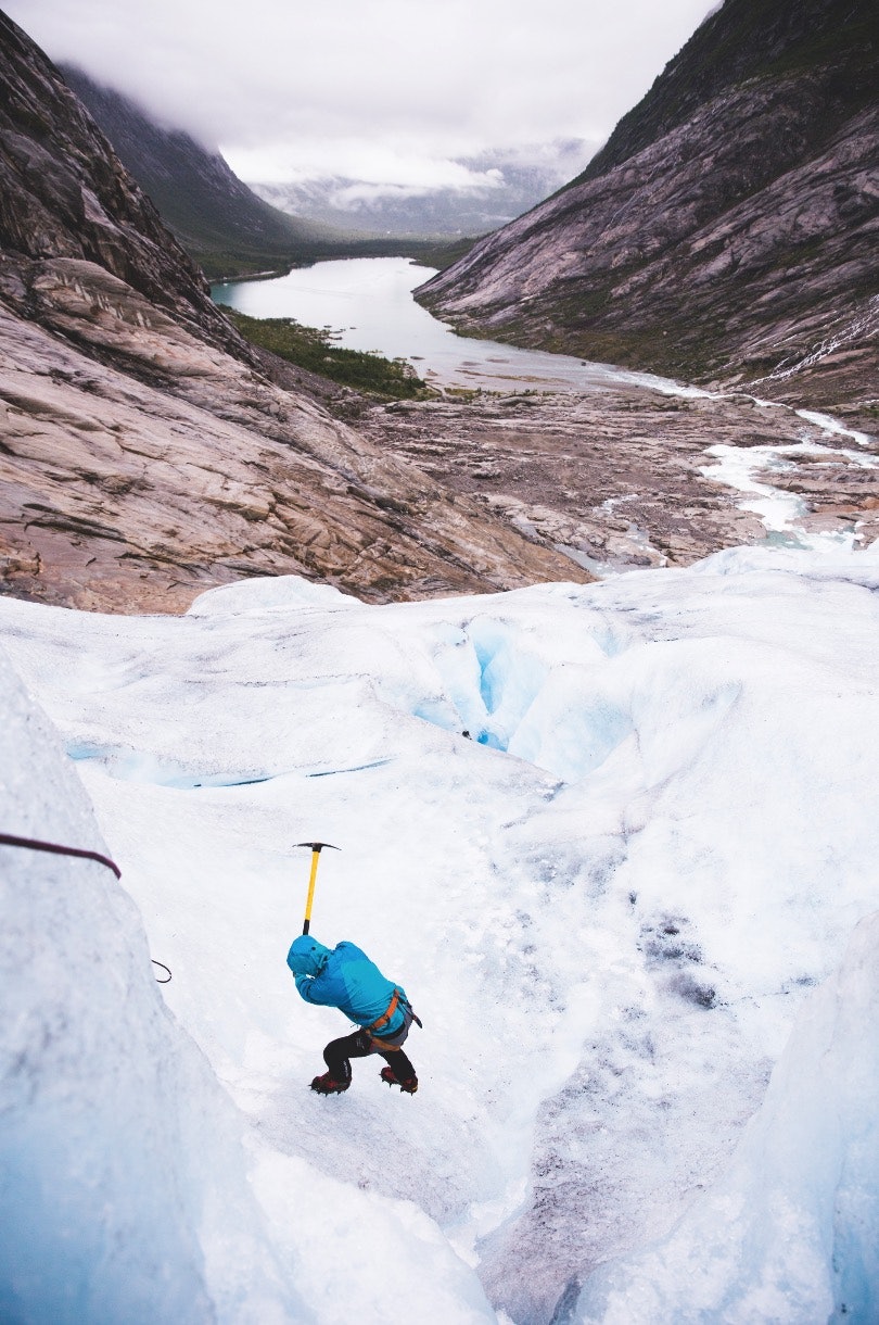 Tshering Pande Bhote klargjer Nigardsbreen før turistane kjem. Tshering Pande Bhote klargjer Nigardsbreen før turistane kjem.