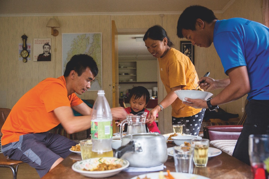 HEIM: Tshering og familien er i Jostedalen bur dei i 2.etasje på det som ein gong var kommunehuset. Etter endt arbeidsdag på breen, brukar dei det meste av tida her saman med sonen. På fridagar er det ikkje uvanleg at dei reiser til symjebassenget i Gaupne HEIM: Tshering og familien er i Jostedalen bur dei i 2.etasje på det som ein gong var kommunehuset. Etter endt arbeidsdag på breen, brukar dei det meste av tida her saman med sonen. På fridagar er det ikkje uvanleg at dei reiser til symjebassenget i Gaupne
