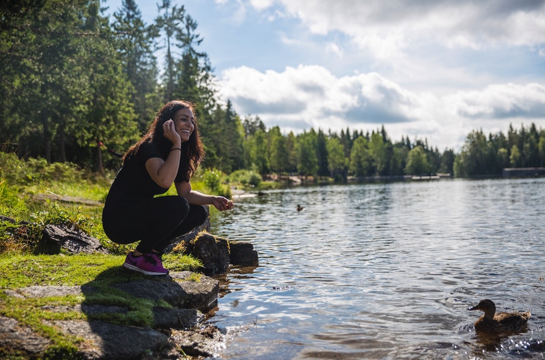 IKKE GITT: – Det er lett å tenke at friluftsliv ikke handler om politikk. At skogen, vannet og naturen bare er der for alle. Men det er ingen selvfølge. Det ligger en beslutning om at vi kan ferdes fritt, sier Hadia. Foto: Marte Stensland Jørgensen IKKE GITT: – Det er lett å tenke at friluftsliv ikke handler om politikk. At skogen, vannet og naturen bare er der for alle. Men det er ingen selvfølge. Det ligger en beslutning om at vi kan ferdes fritt, sier Hadia. Foto: Marte Stensland Jørgensen