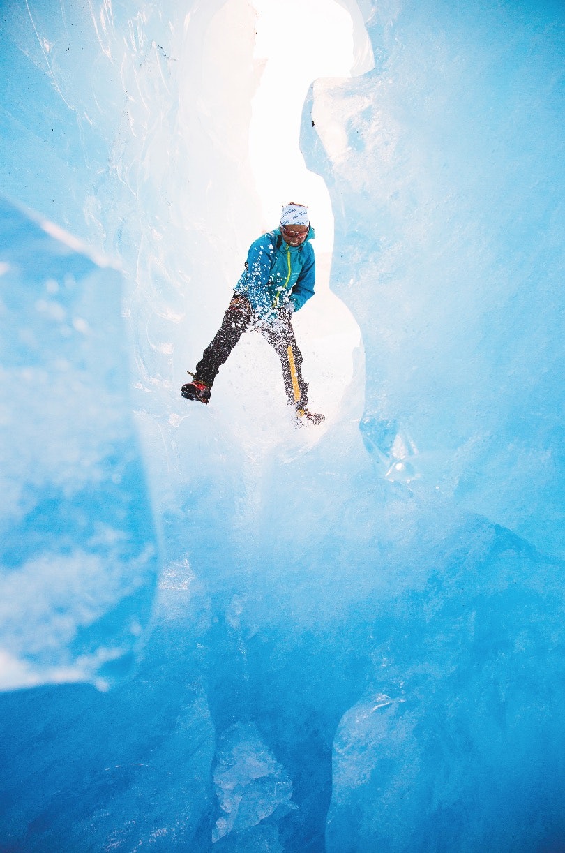HØGGING: Å klargjere breen er hardt fysisk arbeid. Tshering høgg trappetrinn i ein istunnel, slik at det blir enklare å ta seg fram. HØGGING: Å klargjere breen er hardt fysisk arbeid. Tshering høgg trappetrinn i ein istunnel, slik at det blir enklare å ta seg fram.