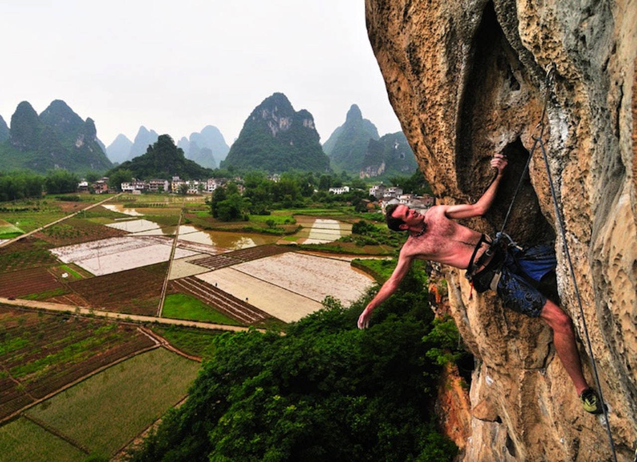 Hugh på Todd Skinners navnløse (7b), Banyan Tree, Yangshuo, China. Foto: UKClimbing.com Hugh på Todd Skinners navnløse (7b), Banyan Tree, Yangshuo, China. Foto: UKClimbing.com