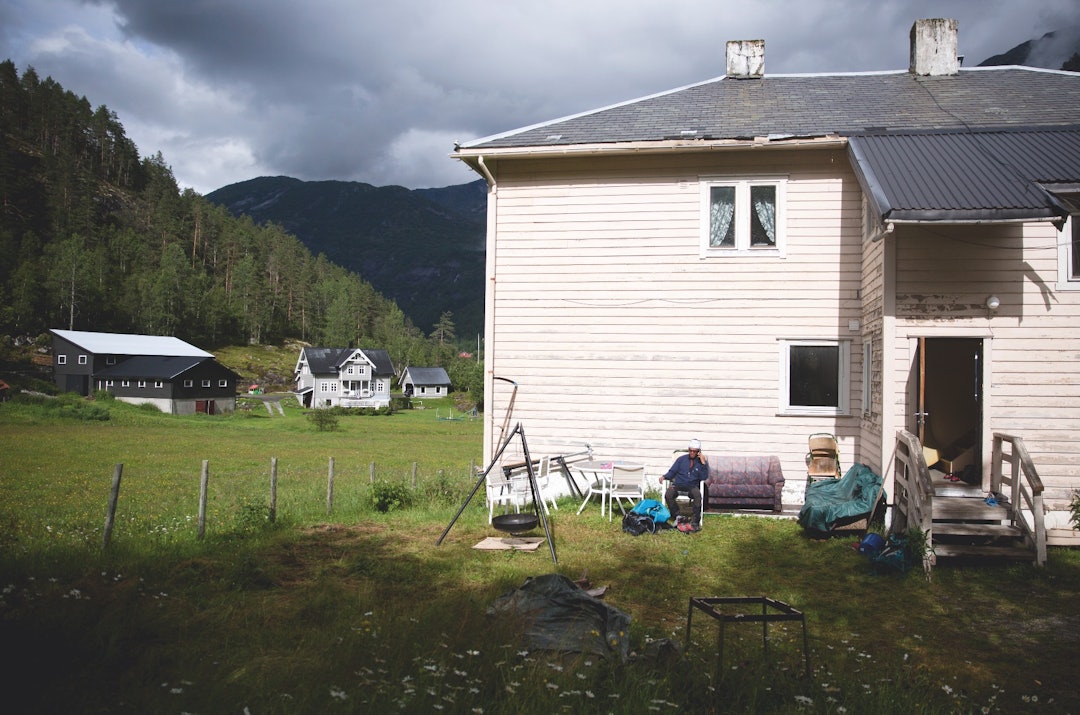 FJELLFØRAR: Tshering er ferdig på breen for dagen, og diskuterer guiding av tur med ein gjest som skal gå sin aller siste 2000-meter. Tshering kjenner den norske fjellheimen svært godt og blir gjerne hyra inn som privat guide. FJELLFØRAR: Tshering er ferdig på breen for dagen, og diskuterer guiding av tur med ein gjest som skal gå sin aller siste 2000-meter. Tshering kjenner den norske fjellheimen svært godt og blir gjerne hyra inn som privat guide.
