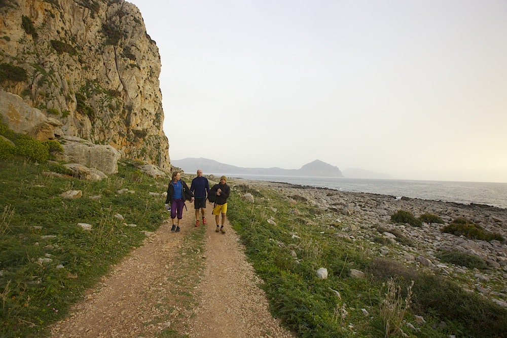 Havluft: På vei hjem fra første klatredag på Cala Mancina. Anne Charlotte Hauen, Lars Gilberg og Chris Reddy. Foto: Dag Hagen sicila7