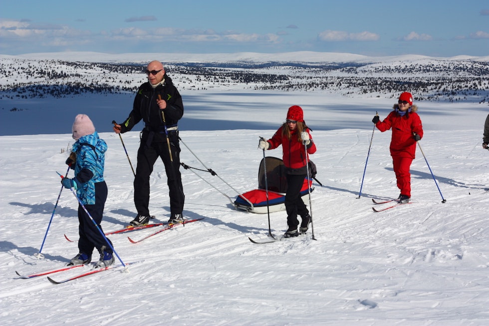 ALLE SKAL MED: Turen til Nevelfjell er overkommelig for alle. Og etter en relativt liten ski-innsats, får du en stor utsikt fr 1089 moh. Foto: Øyvind Wold IMG_1543