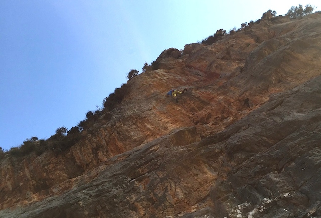 Aris Theodoropoulos på en nydelig 6b+ på det nye feltet Arginonta valley, som ligger i skyggen fra klokka 2 på dagen. Foto: Dag Hagen Aris Theodoropoulos på en nydelig 6b+ på det nye feltet Arginonta valley, som ligger i skyggen fra klokka 2 på dagen. Foto: Dag Hagen