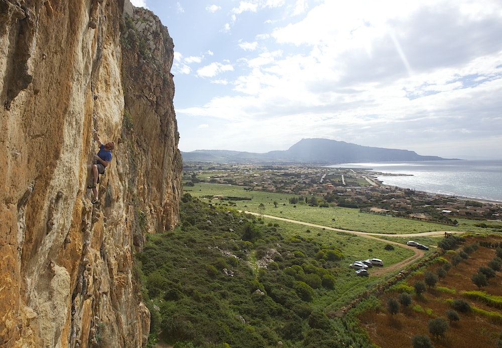 Nydelig: Sven Høgdal på den 35 meter lange Tears of Freedom (7a+). Landsbyen Tonnara di Bonagia i bakgrunnen. Foto: Dag Hagen Tonnara di Bonagia - klatring på sicilia