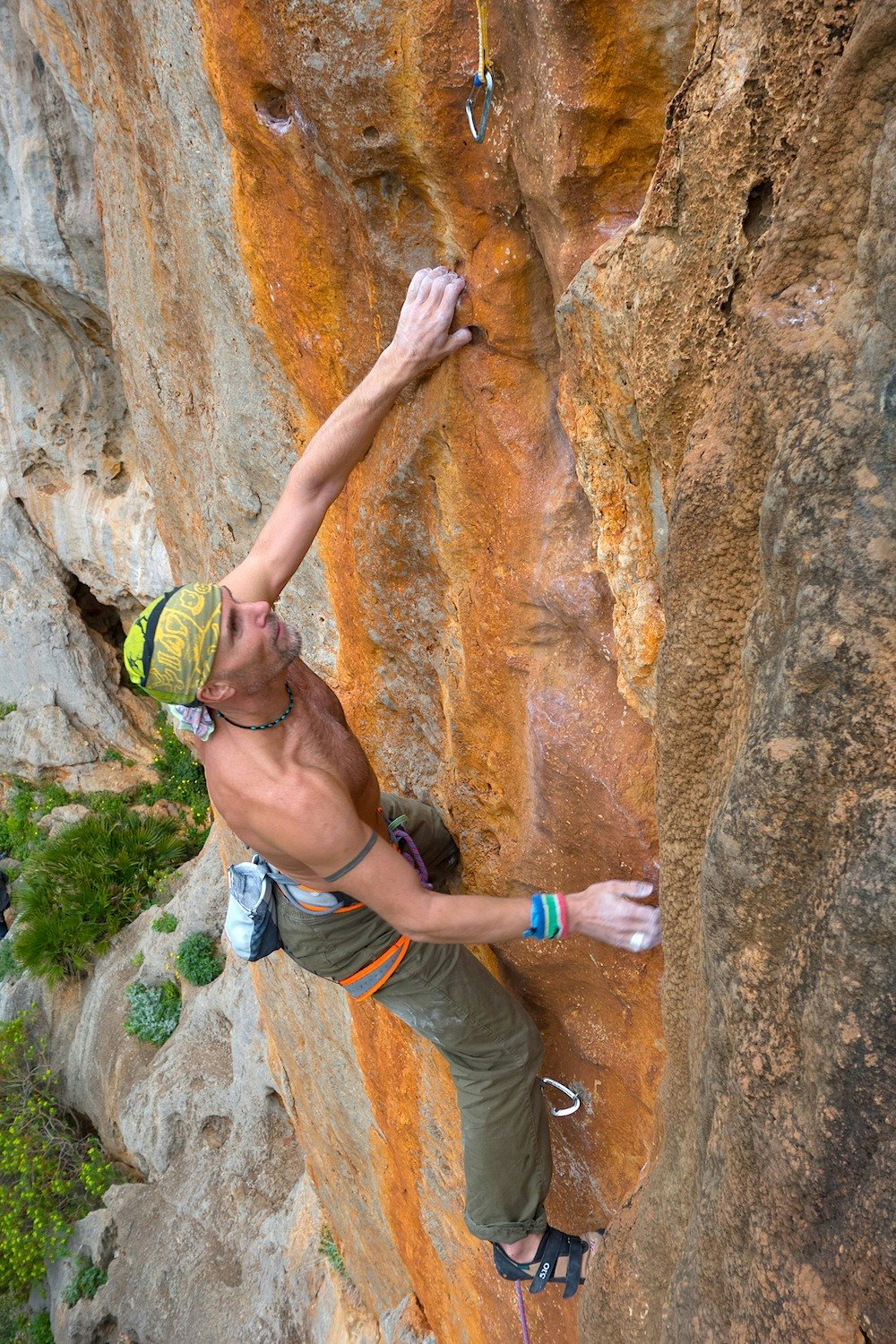 Bombefast: Lars Gilberg på Rosso e Nero (6a+), Sector Camping, som vel må være en av de flotteste rutene på Sicilia. Foto: Anne Charlotte Hauen sicila7
