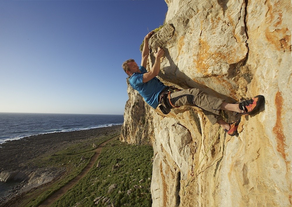 Mot havet: Jo Nesbø går Alfa Romeo (7b) på Cala Mancina. Foto: Dag Hagen jo nesbø klatring